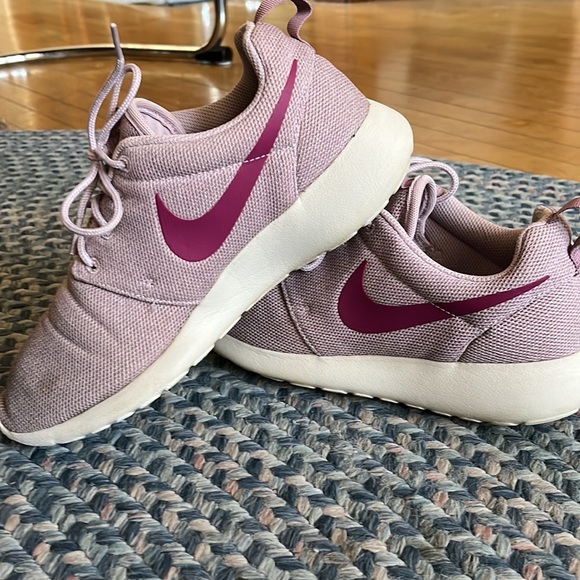 Womens Nike Roshe tennis shoes - Picture 2 of 6